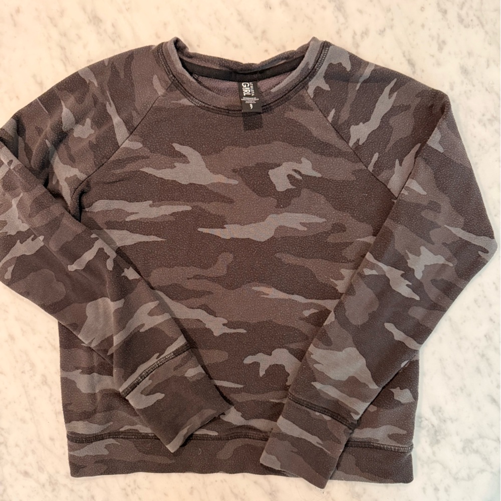 Athleta girls size 7 black camo sweatshirt twist back